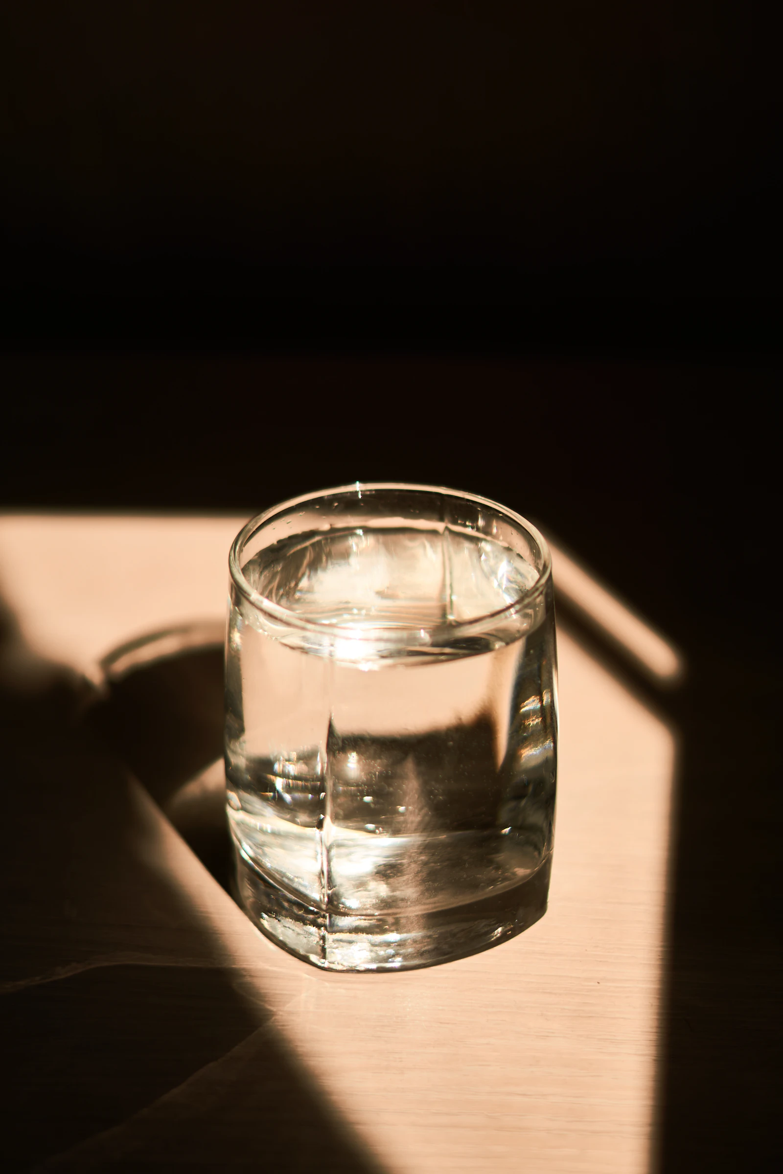 Ein klares Trinkglas mit Wasser