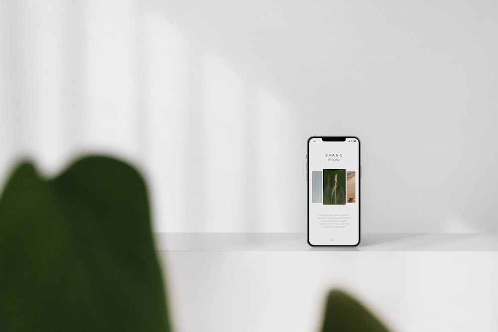 iPhone 5 C blanco sobre mesa blanca