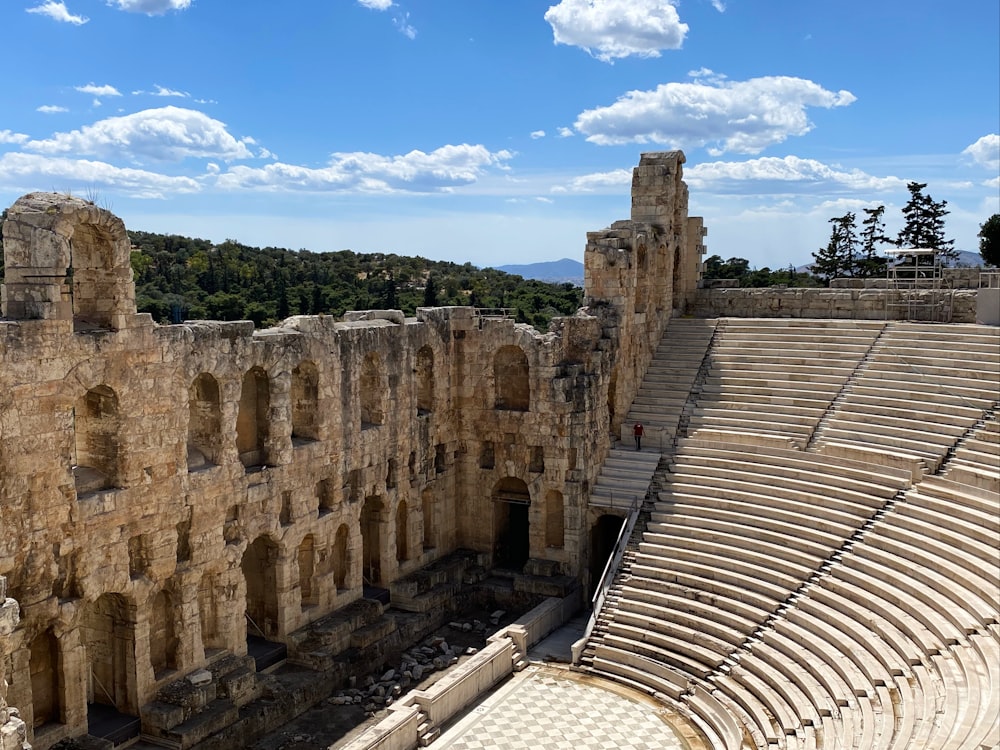 Blick auf ein römisches Theater von der Spitze eines Hügels