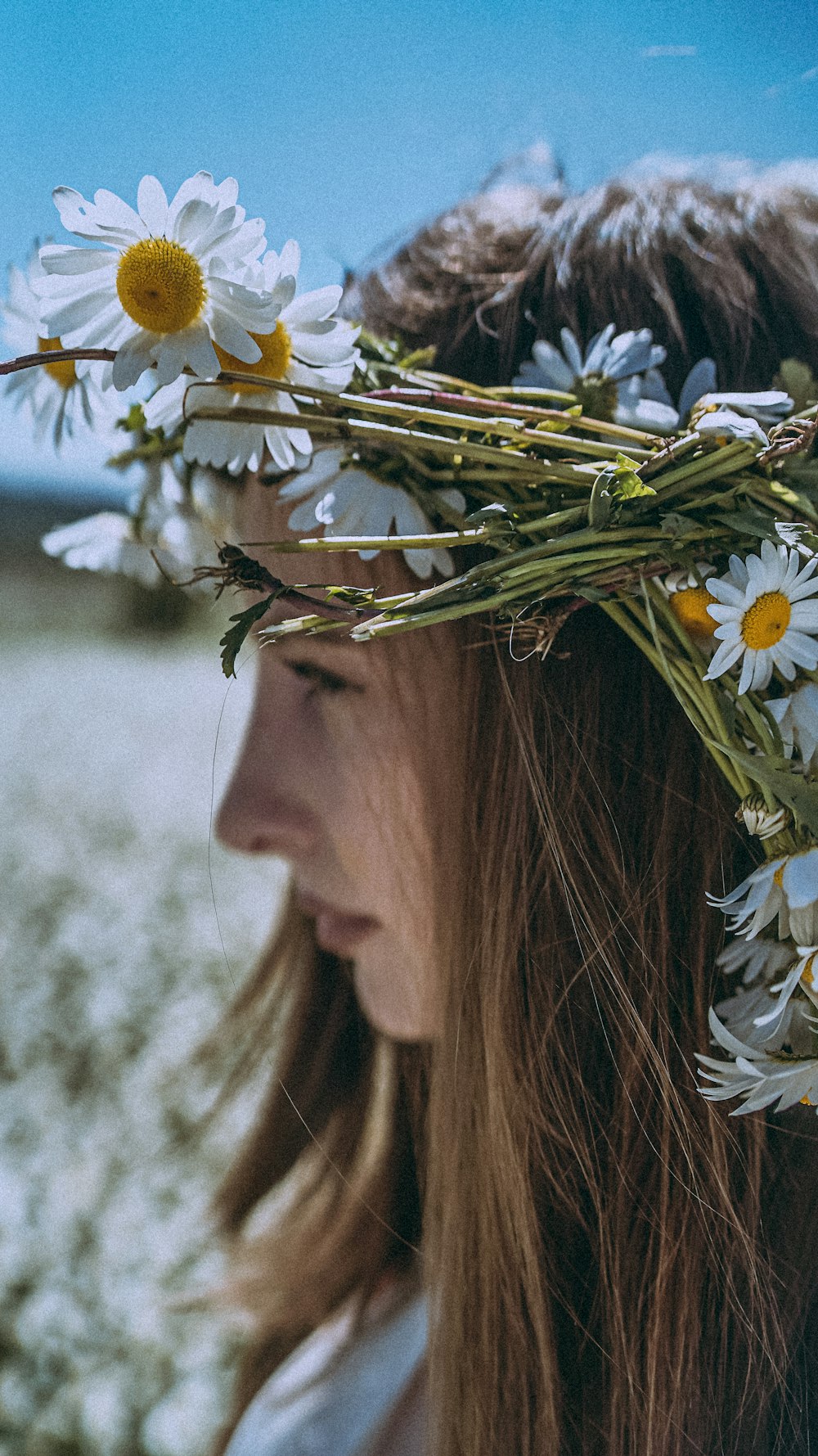 donna con fiori bianchi e gialli sulla sua testa