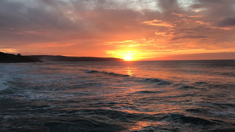 Cuerpo de agua durante la puesta de sol