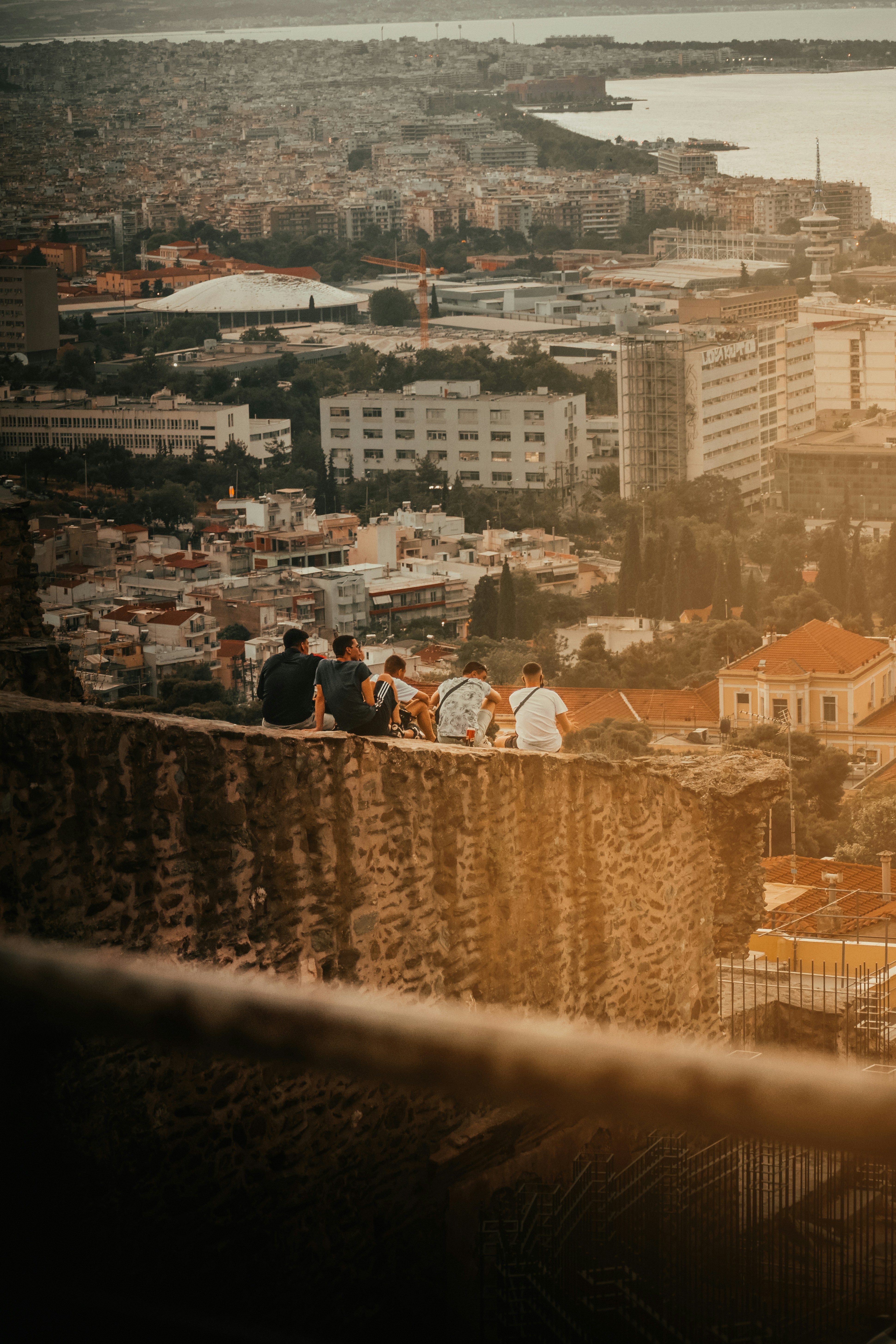 personas sentadas en un campo de hierba marrón durante el día