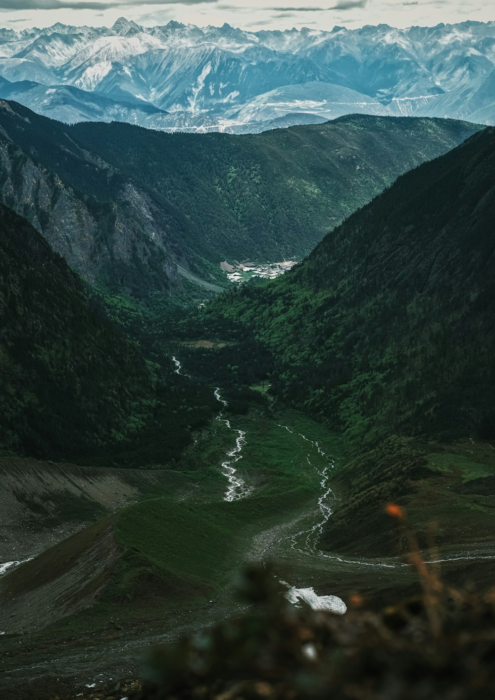 Montagnes vertes et grises pendant la journée