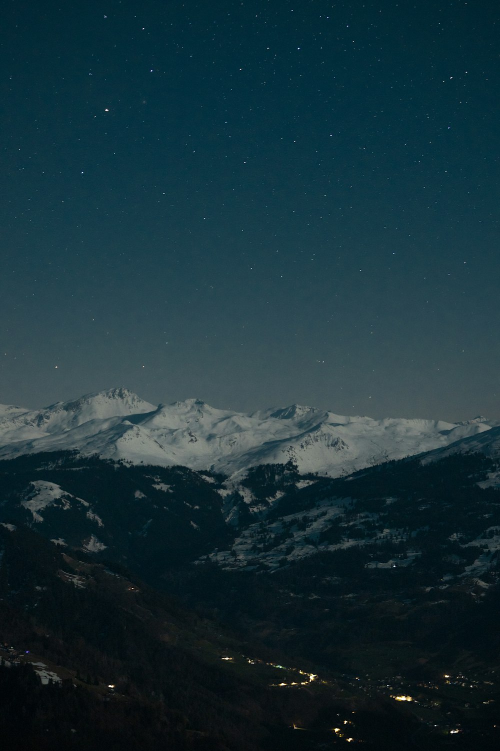 montagne enneigée sous ciel bleu pendant la journée