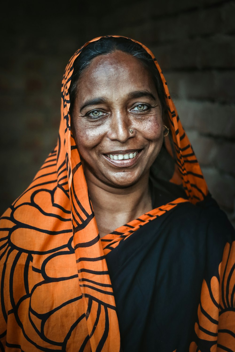 Mujer con hiyab azul y naranja