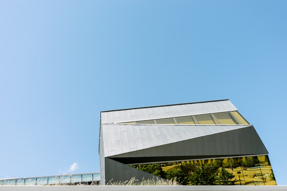 昼間の青空に白いコンクリートの建物