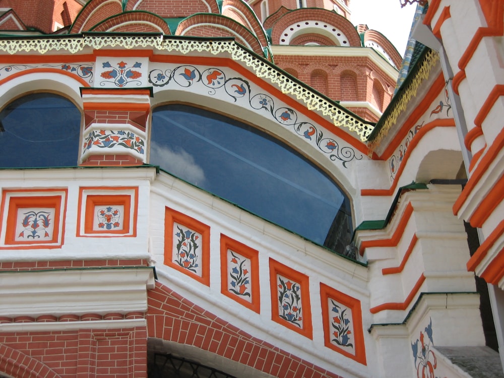 Bâtiment en béton brun et blanc