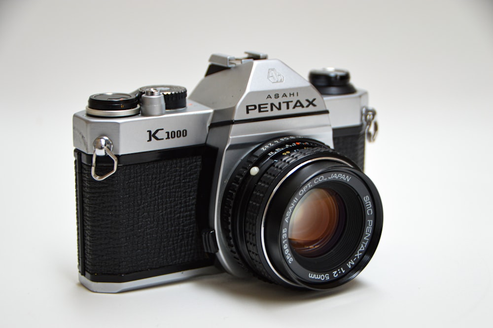 Fotocamera reflex digitale Canon nera e argento