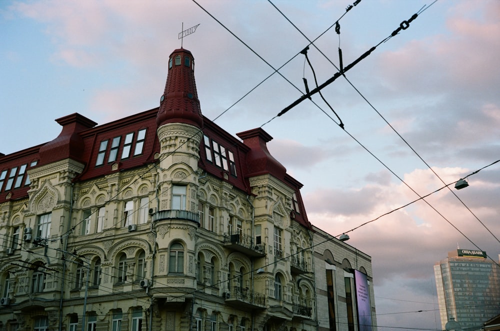 Edificio de hormigón marrón bajo nubes blancas durante el día