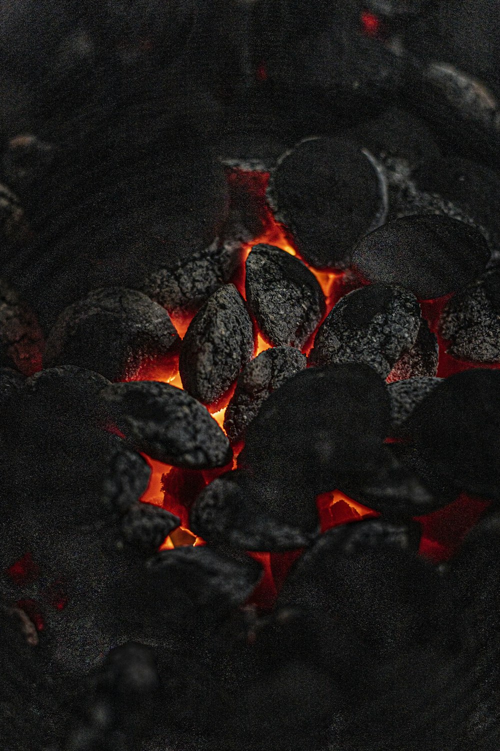 Piedras negras y rojas sobre suelo negro