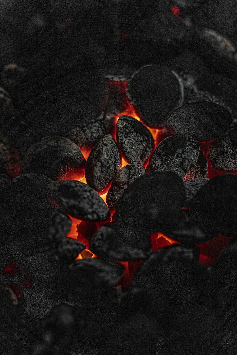 schwarze und rote Steine auf schwarzem Boden