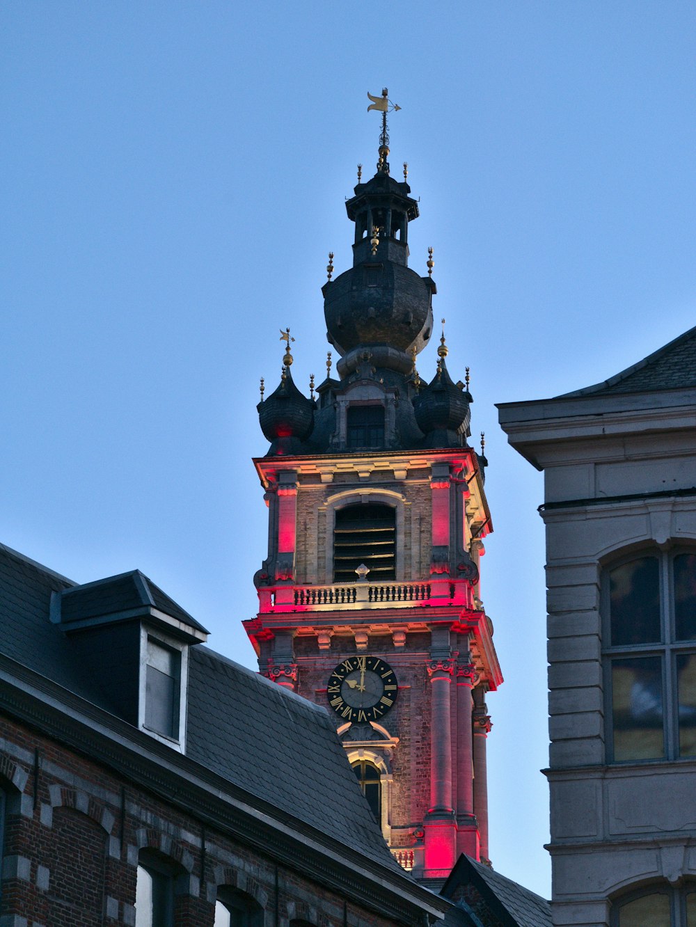 Edificio de hormigón rojo y negro