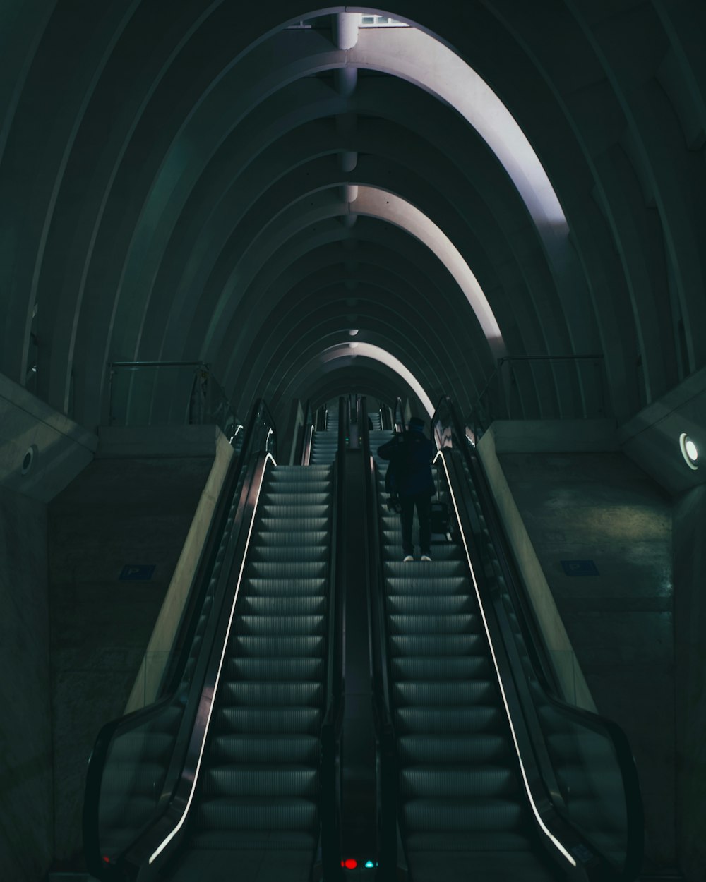 Escalera mecánica negra en un túnel