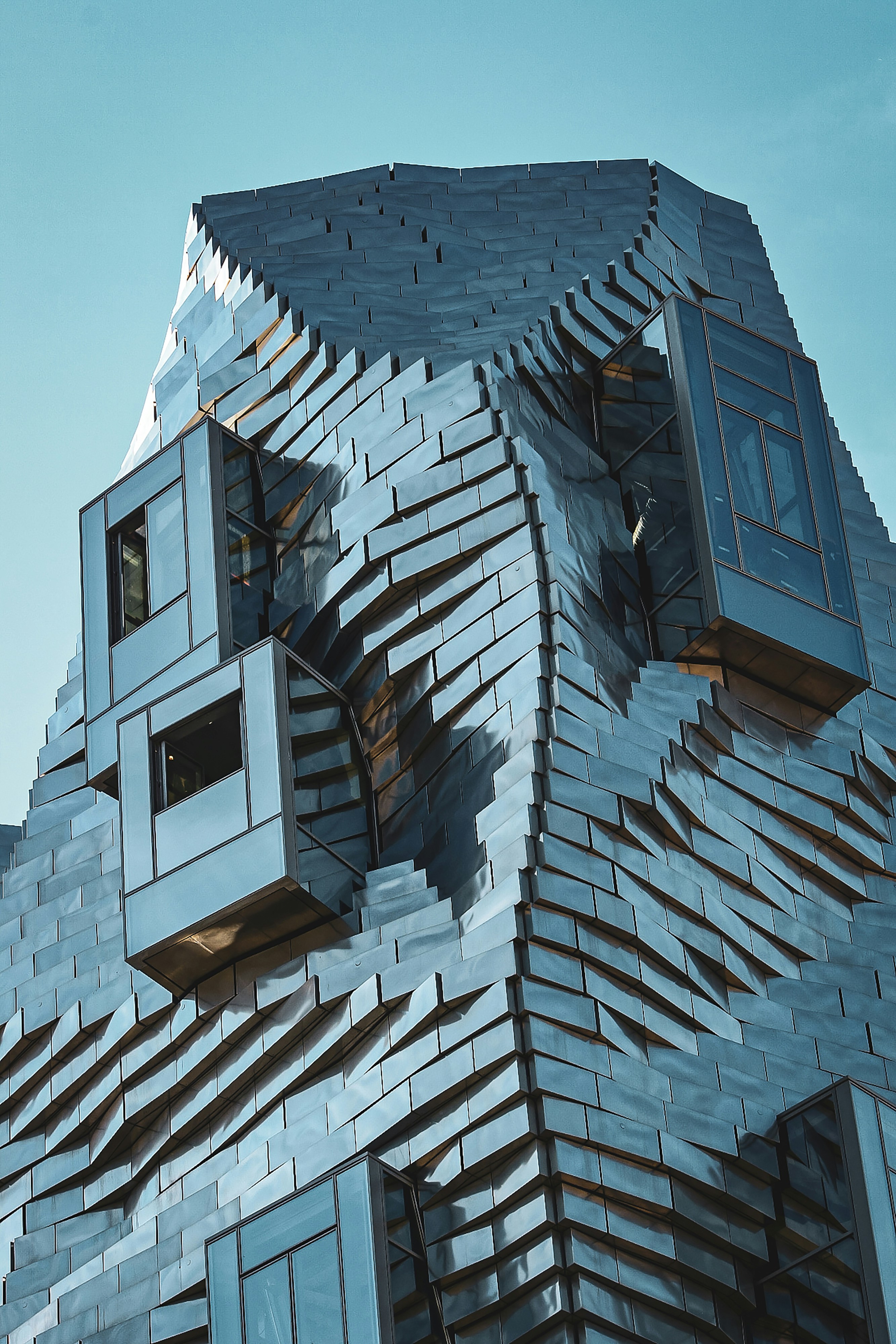 白と黒のコンクリートの建物
