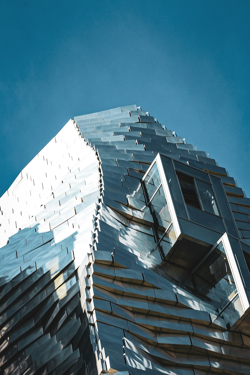 Bâtiment en béton blanc et noir sous ciel bleu pendant la journée