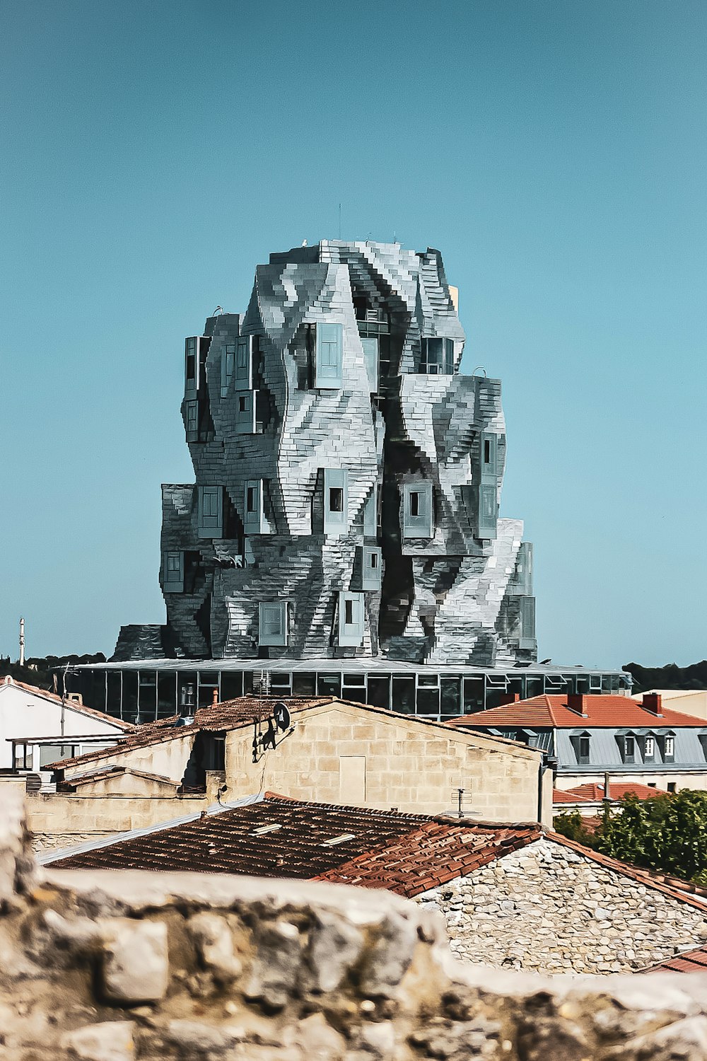 edifício de concreto cinza sob o céu azul durante o dia