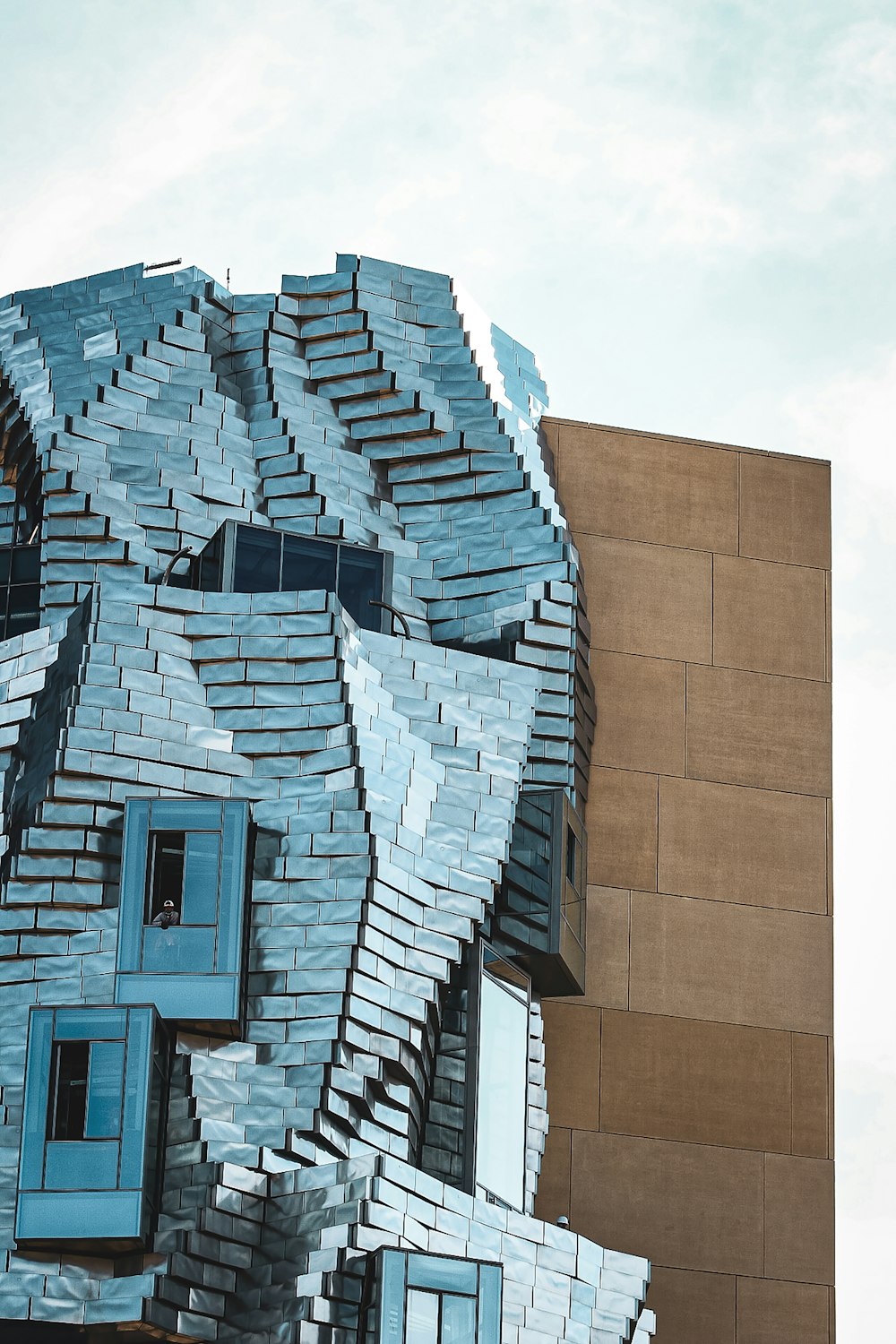 bâtiment en béton brun pendant la journée