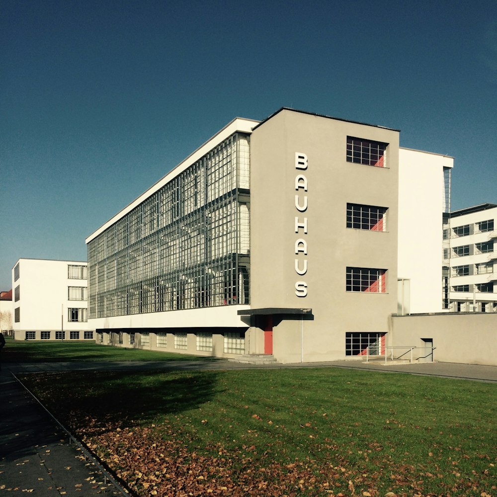 Weißes Betongebäude unter blauem Himmel tagsüber