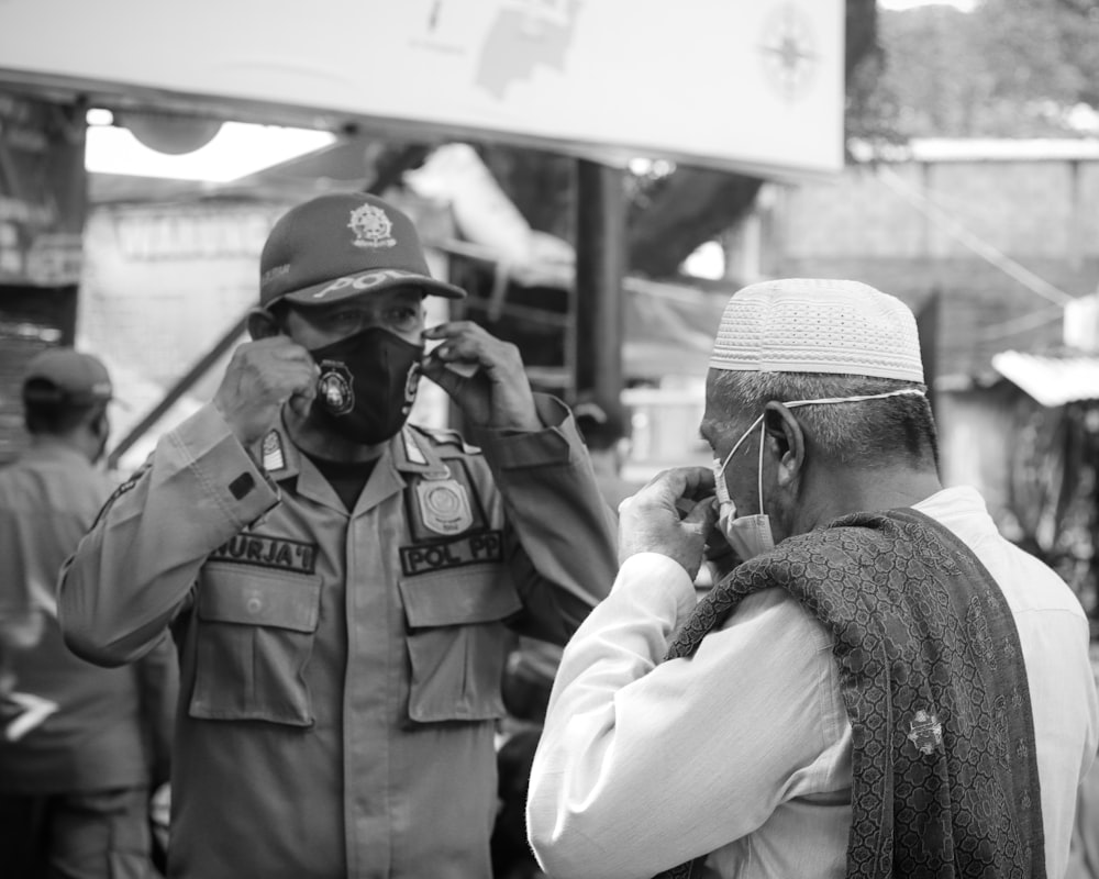 Hombre con chaqueta negra y gorro de punto