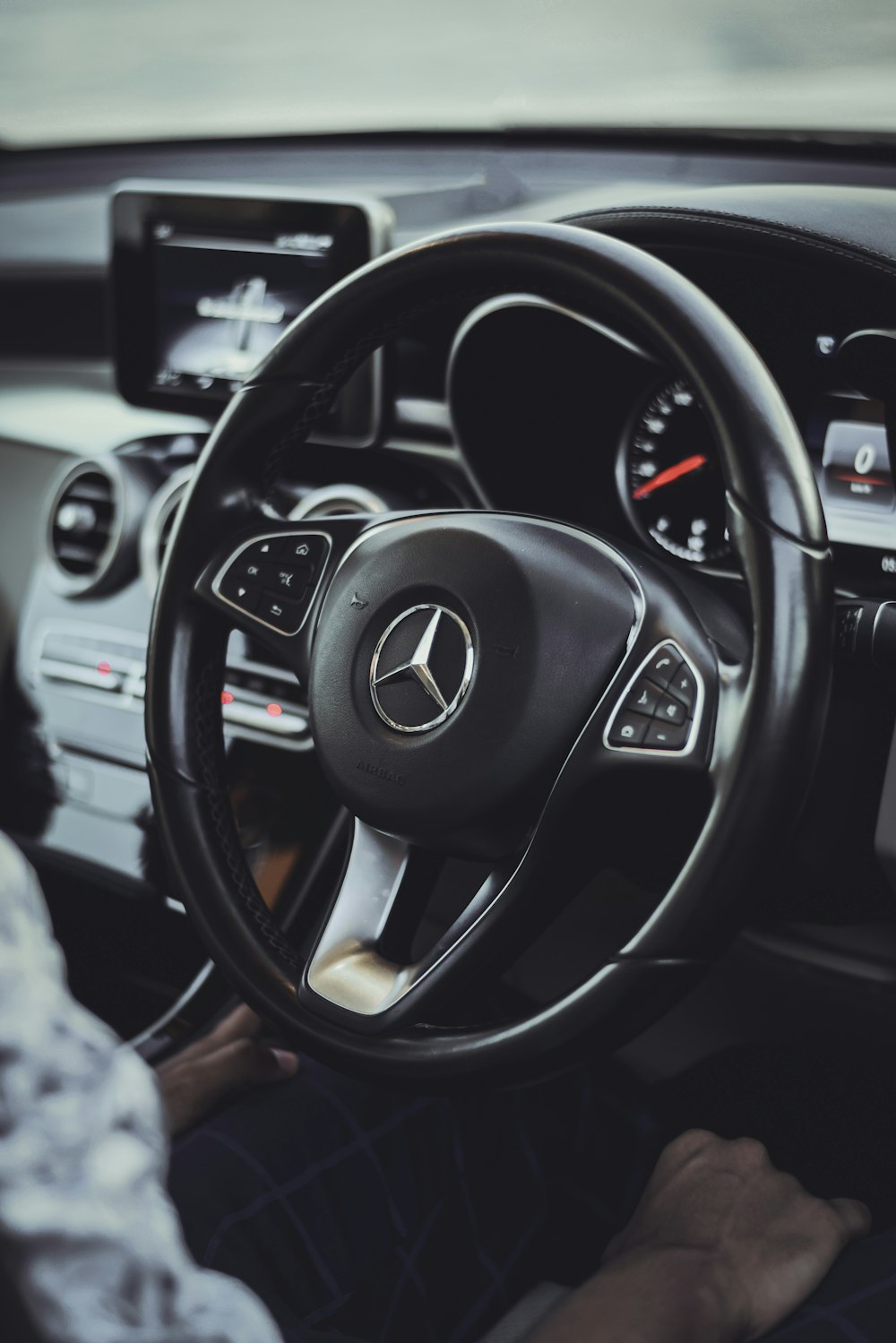 black mercedes benz steering wheel