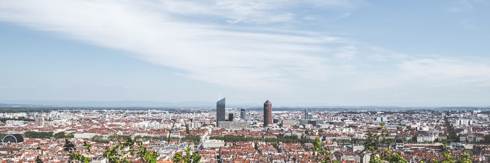 Stadtgebäude tagsüber unter weißen Wolken