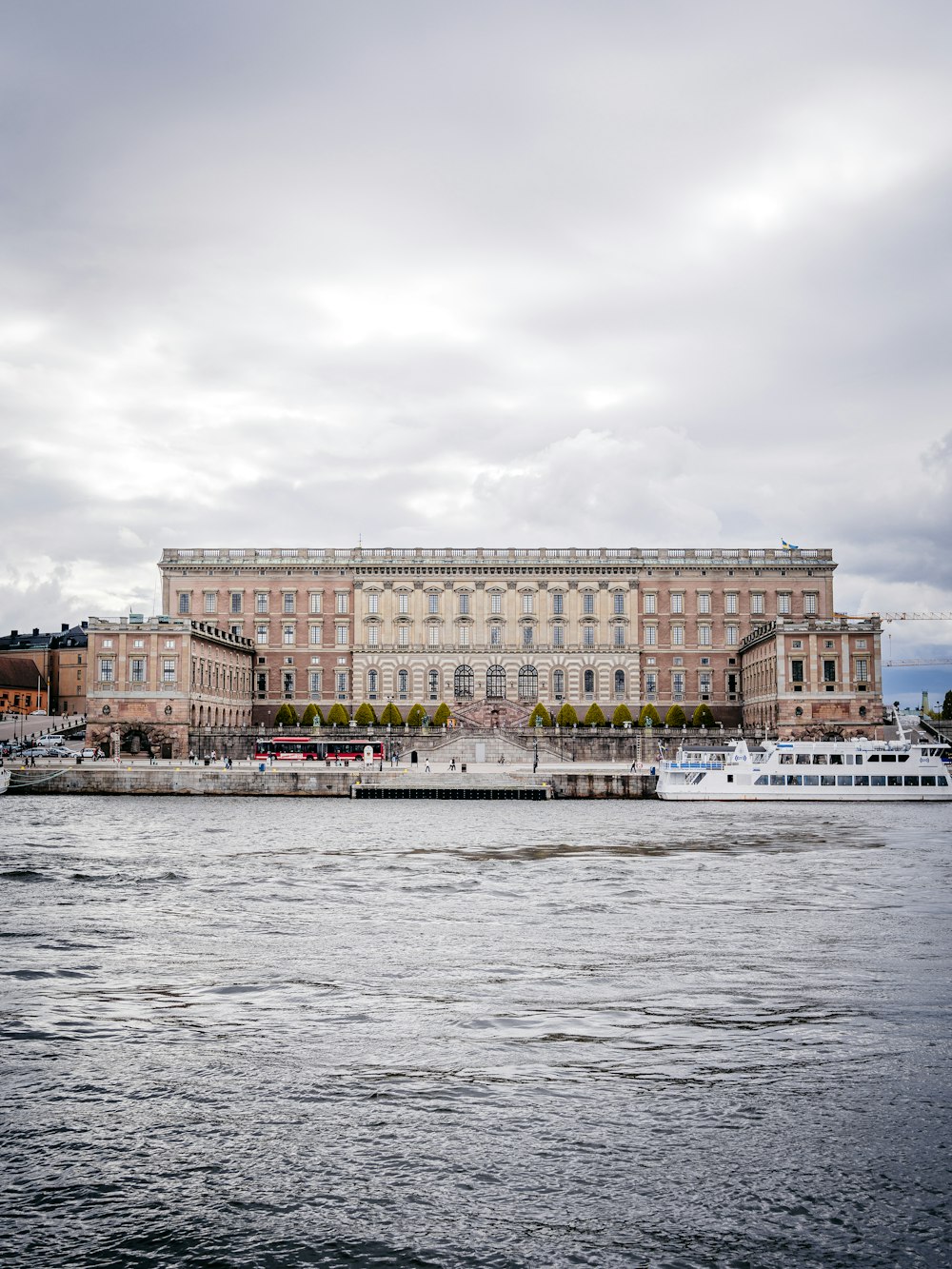 edificio in cemento marrone vicino allo specchio d'acqua durante il giorno