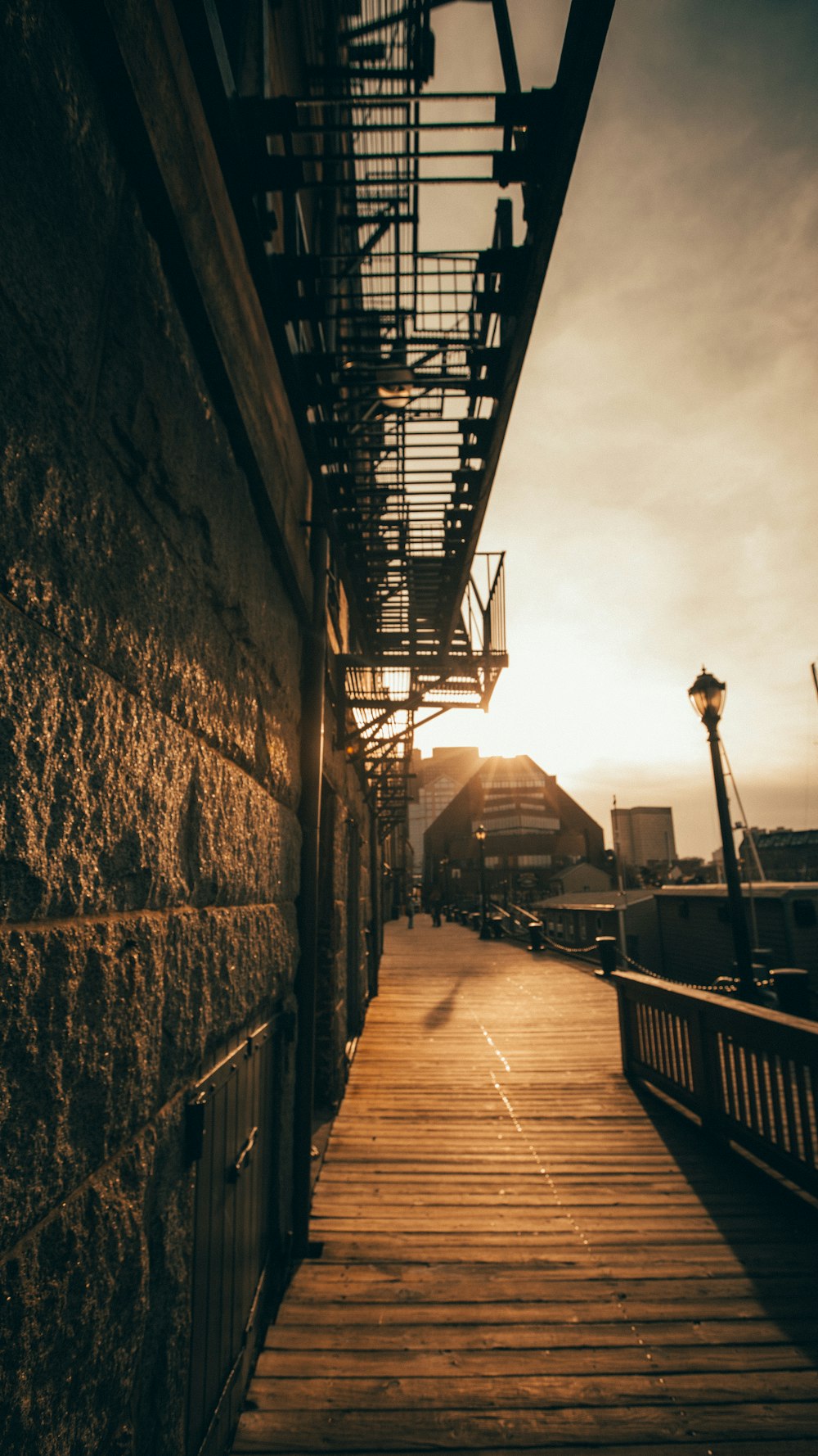 ponte de madeira marrom durante o pôr do sol