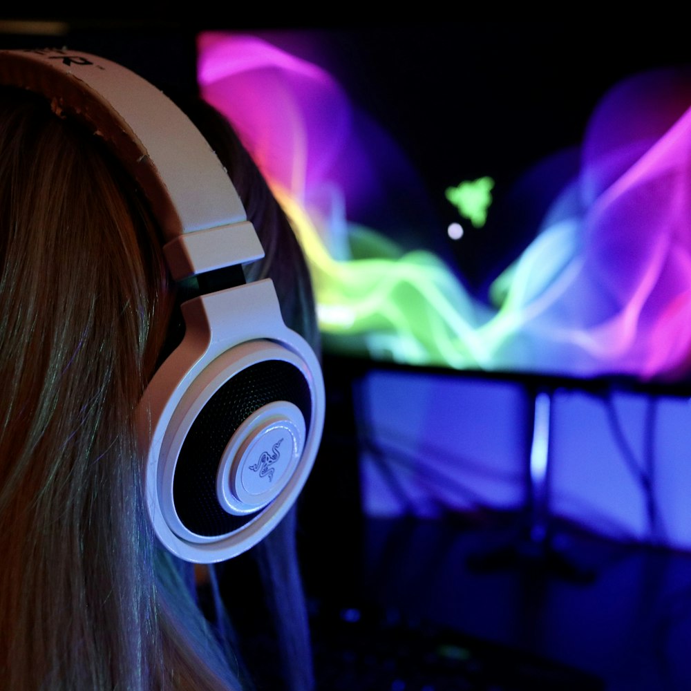 woman wearing white and black headphones