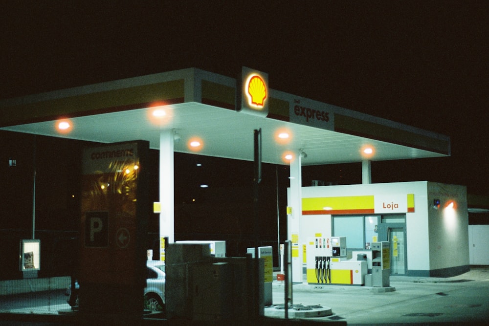 weiße und gelbe Tankstelle während der Nachtzeit