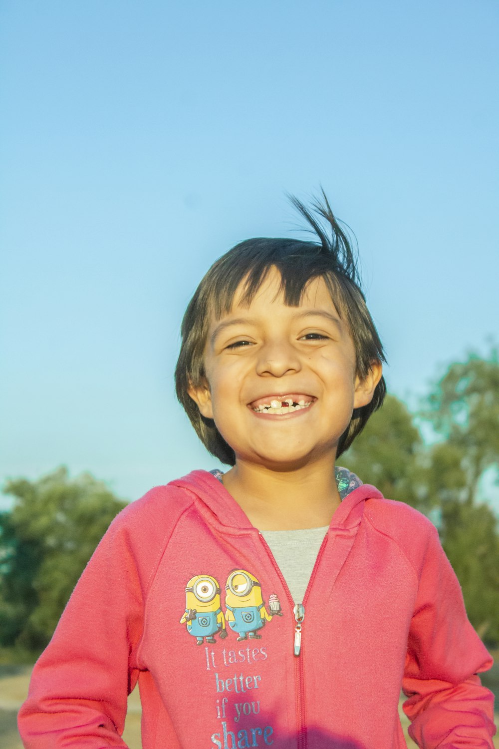 ragazza in giacca rosa e blu sorridente