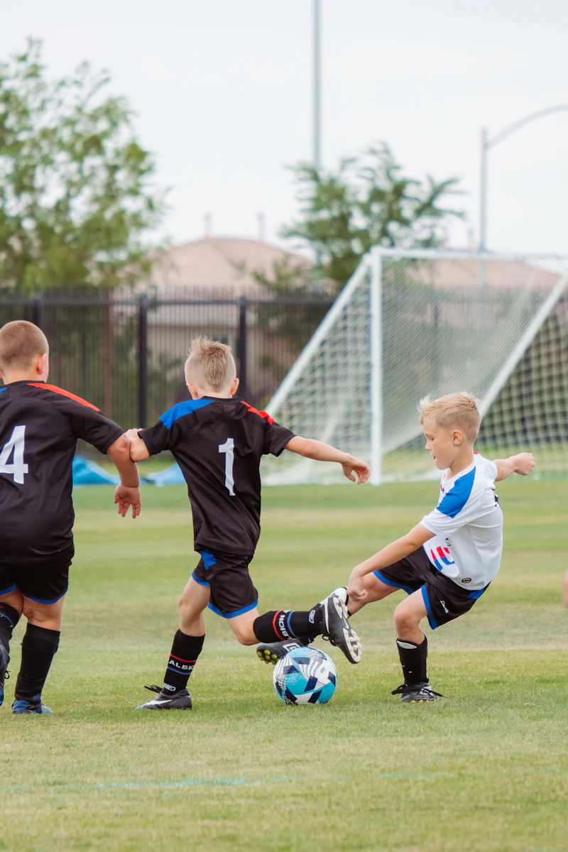 Gyerekek közös edzésen a futballpályán