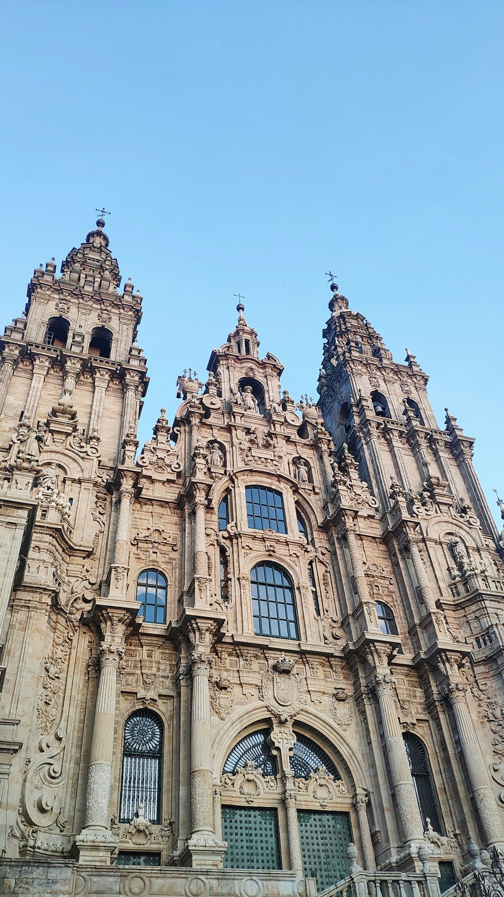 Edificio de hormigón marrón bajo el cielo azul durante el día