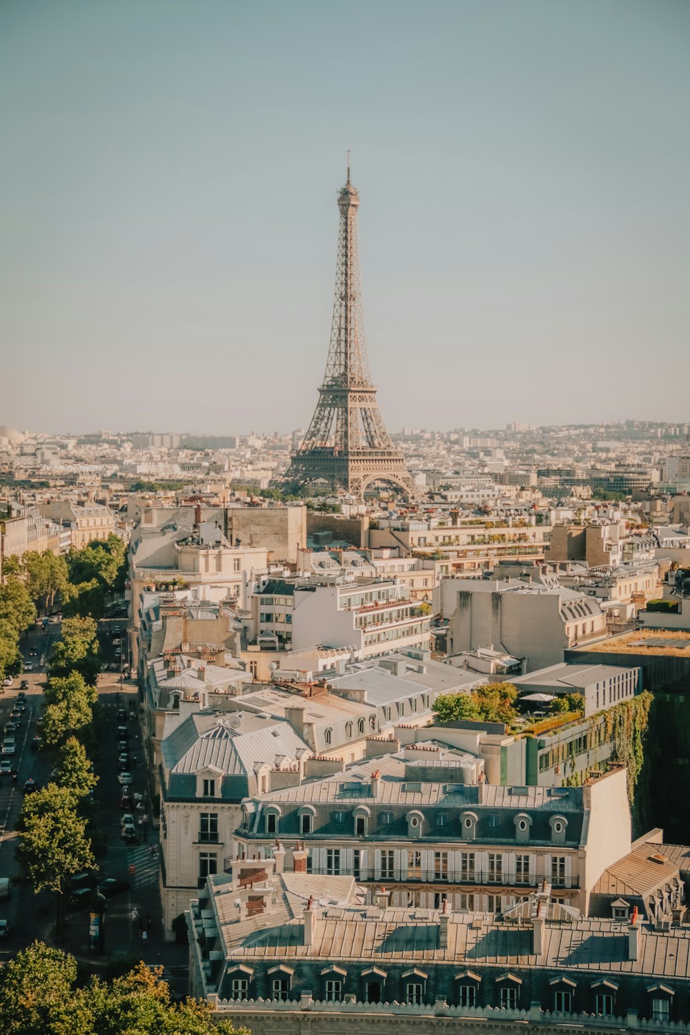 昼間のパリのエッフェル塔