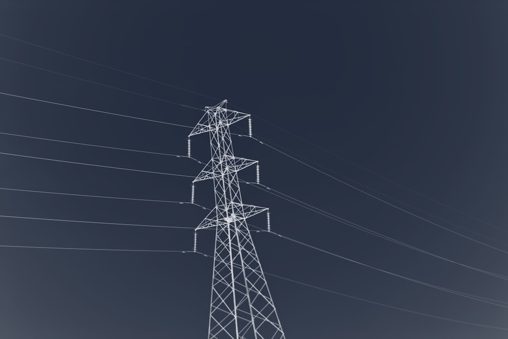 Torre elettrica nera sotto il cielo grigio