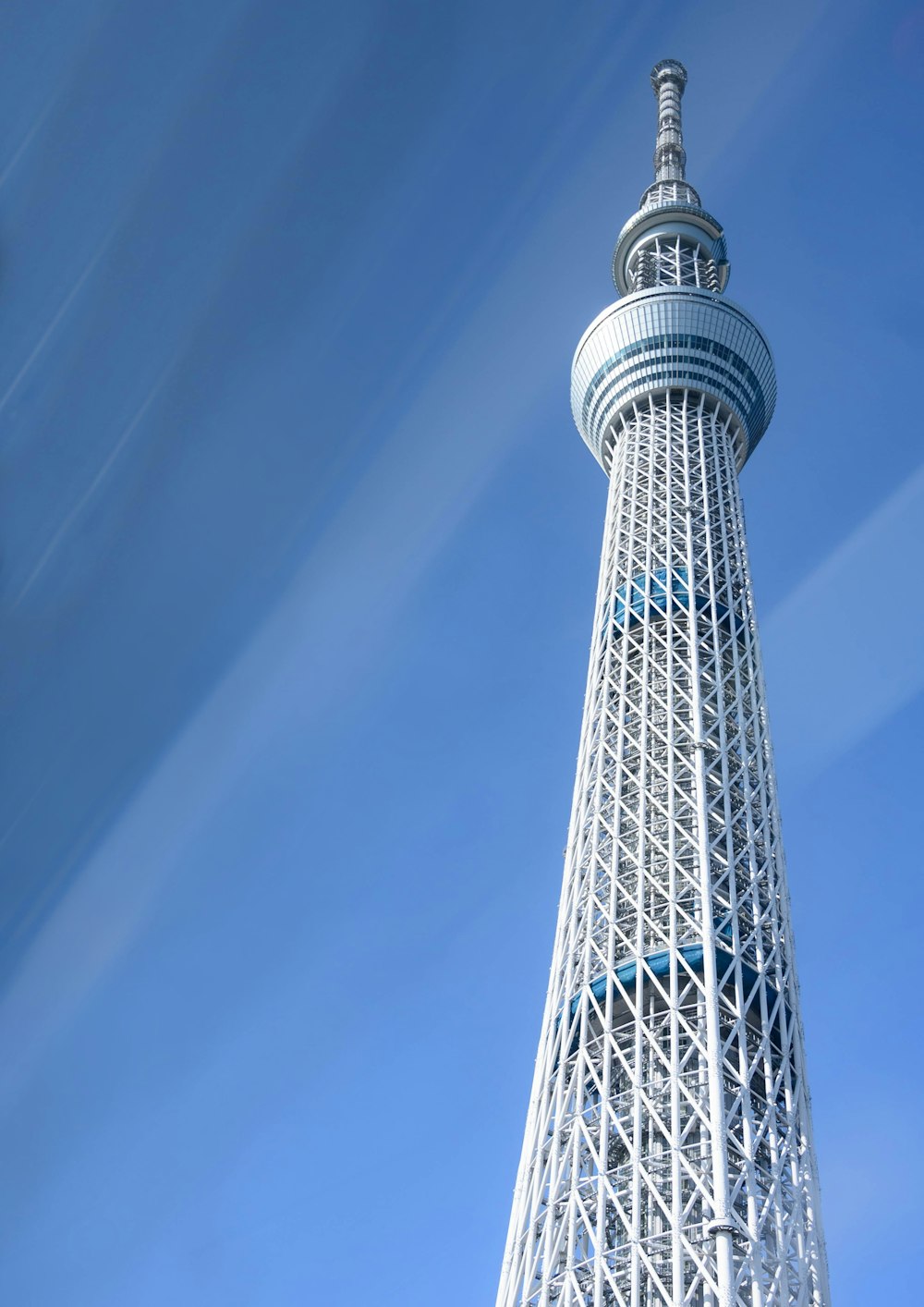 torre grigia e nera sotto il cielo blu durante il giorno