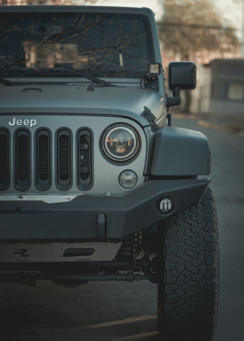 Jeep Wrangler azul en carretera durante el día