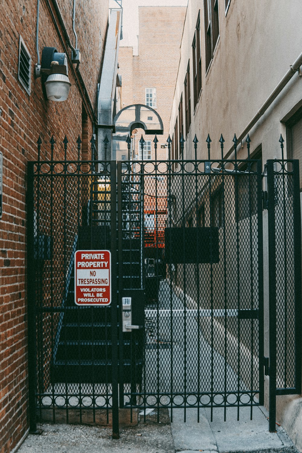 喫煙標識のない黒い金属製の門