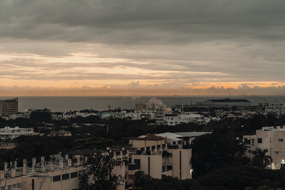 Edificios de hormigón blanco y marrón durante la puesta de sol