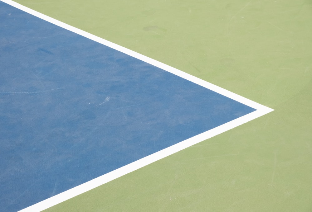 Cancha de baloncesto verde y azul