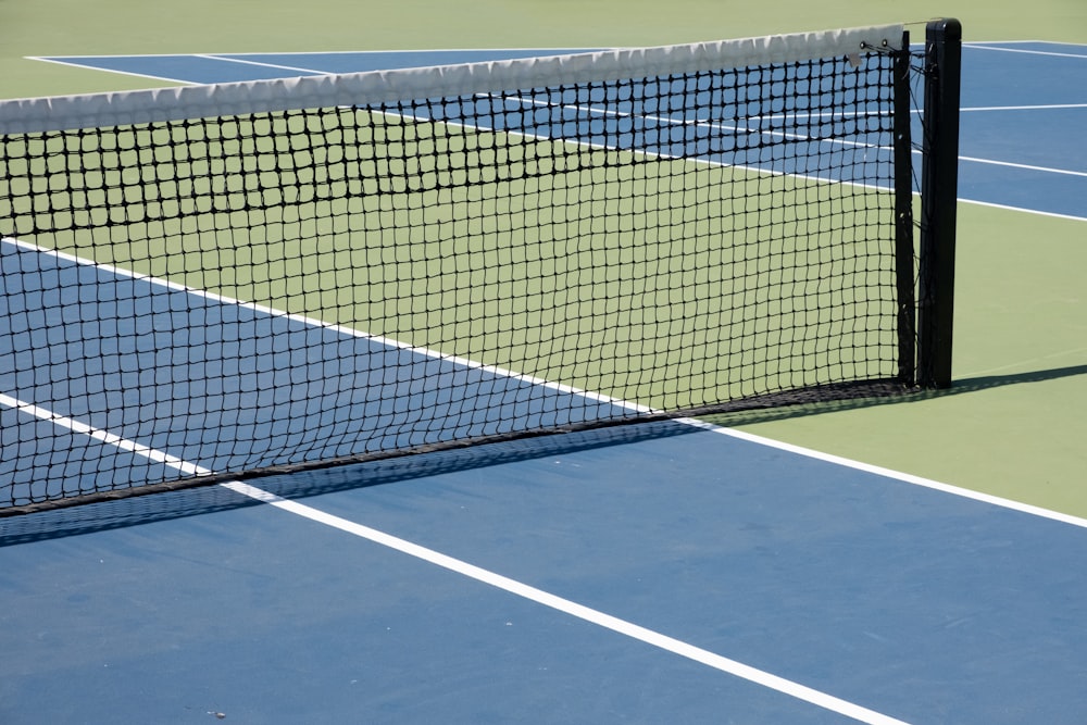 white and blue tennis net