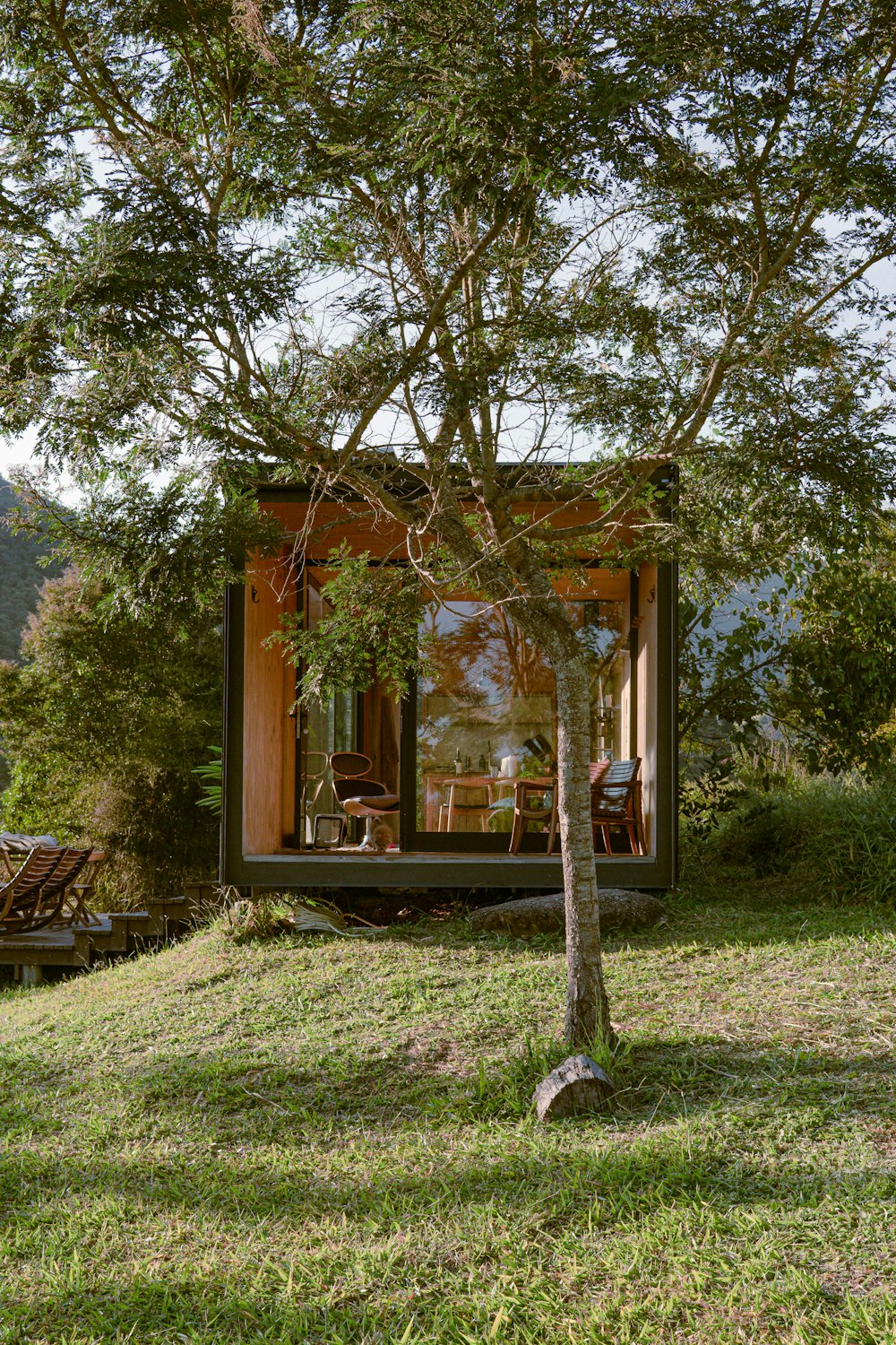 Casa de madera marrón cerca de árboles verdes durante el día