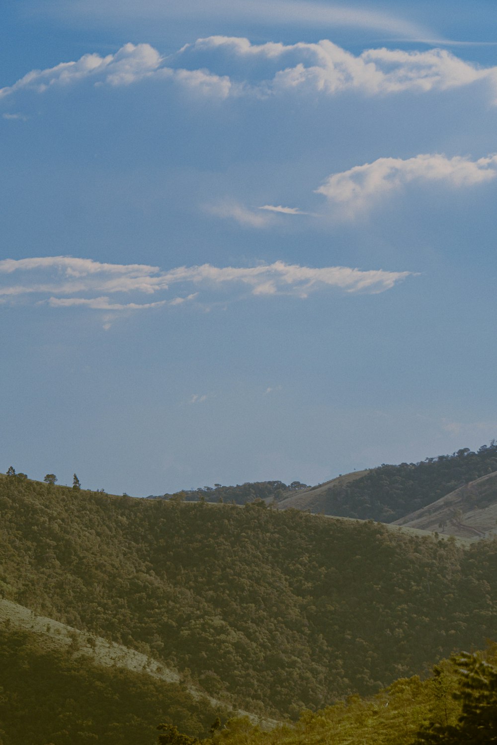 montanhas verdes sob o céu azul durante o dia