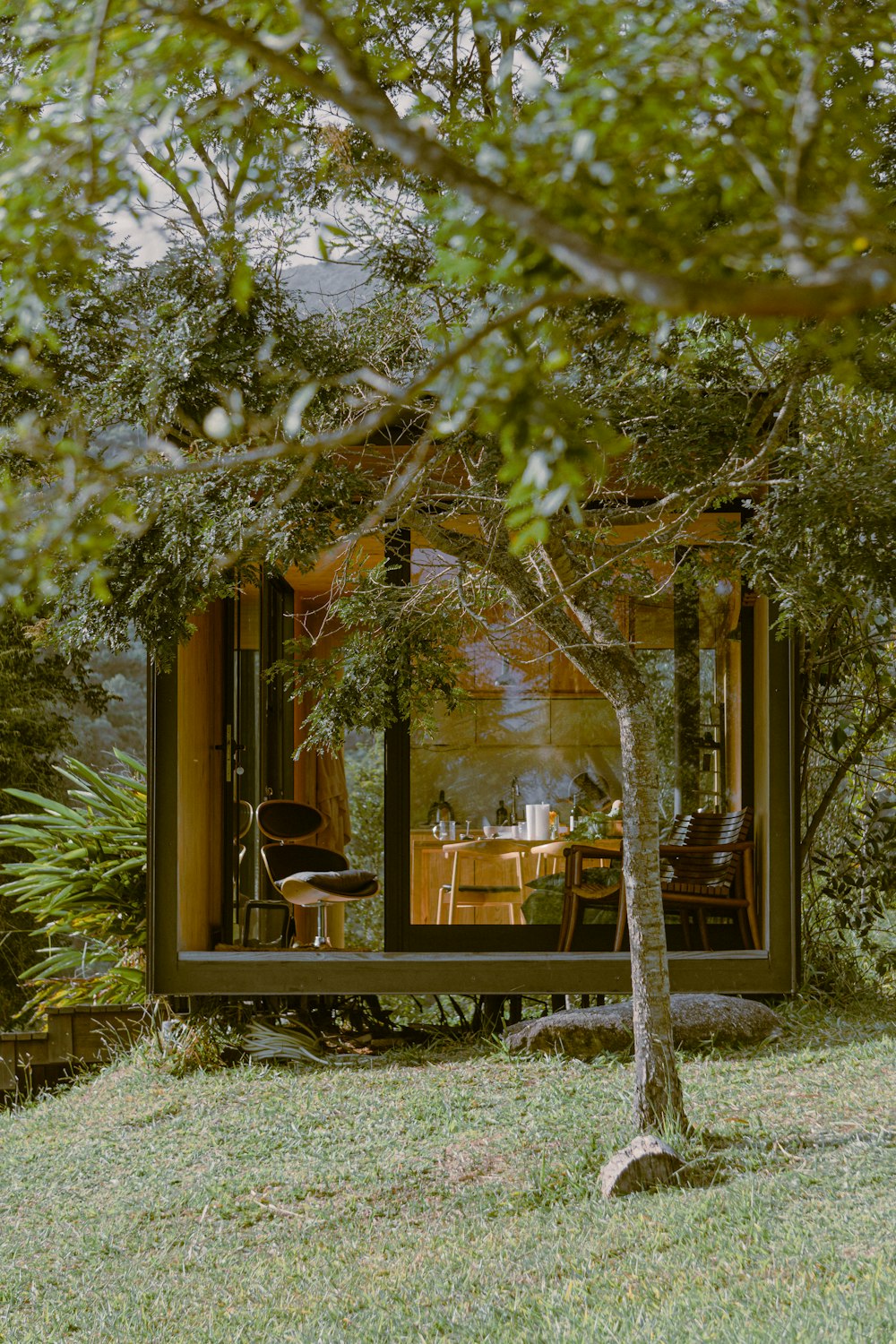 Fenêtre en verre encadrée en bois brun