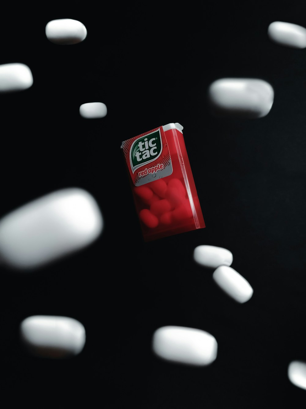 Confezione di plastica rossa e bianca sulla pillola bianca del farmaco