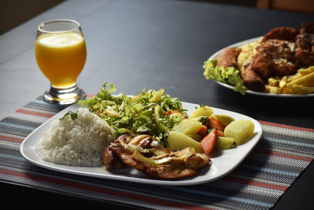 aliments cuits sur une assiette en céramique blanche