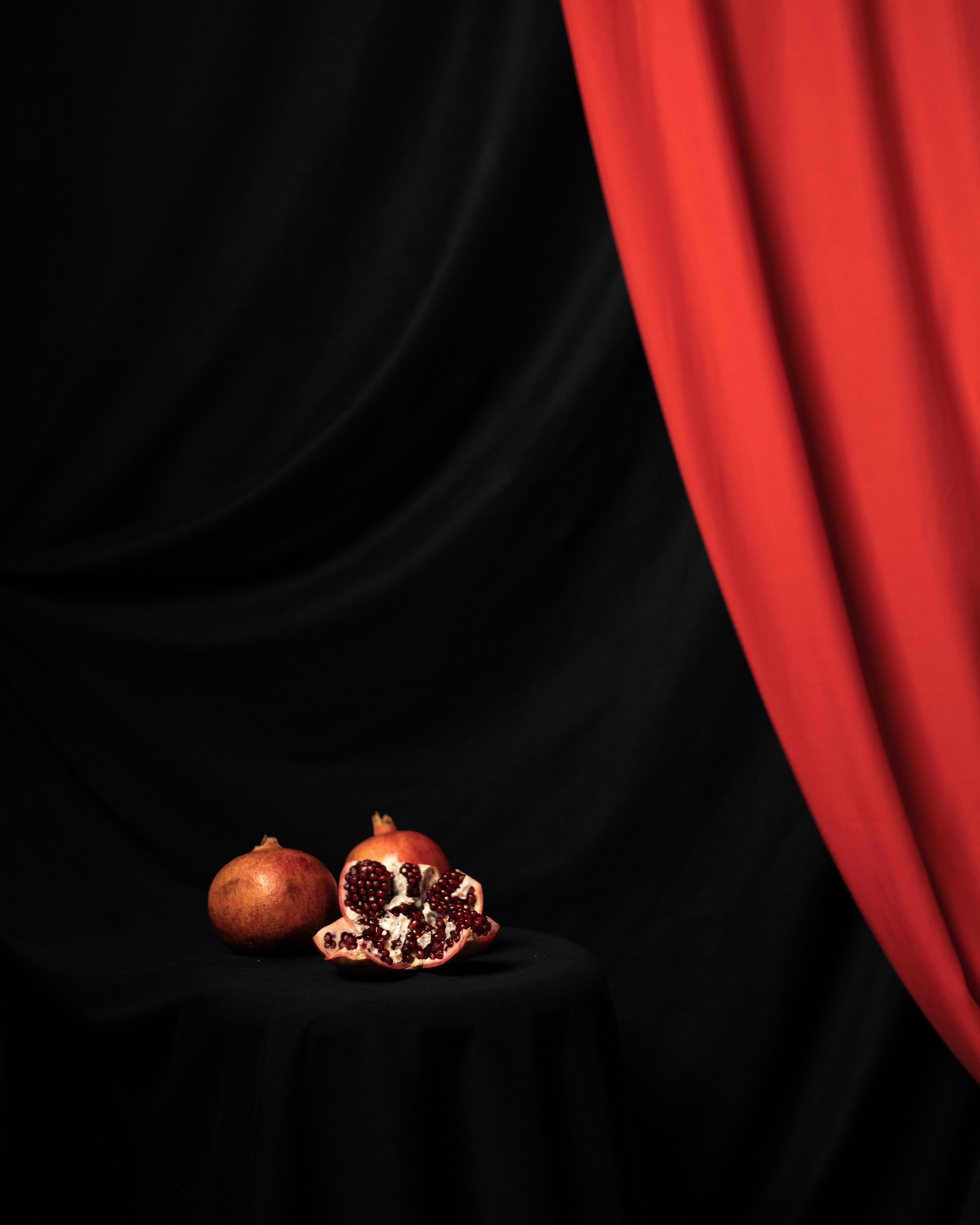 Ornement rond rouge et or sur textile noir