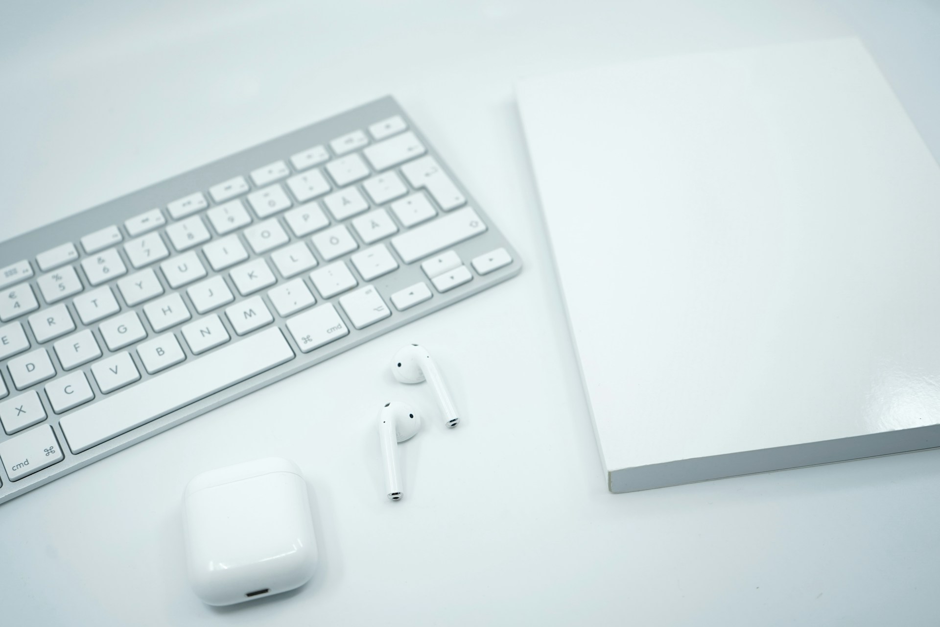 white apple magic keyboard and apple magic mouse