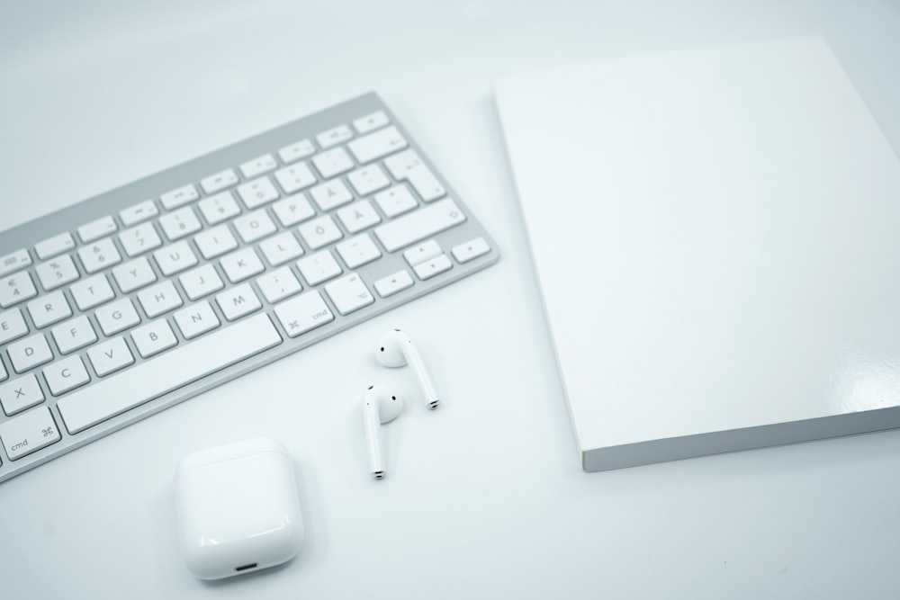 Weiße Apple Magic Tastatur und Apple Magic Maus