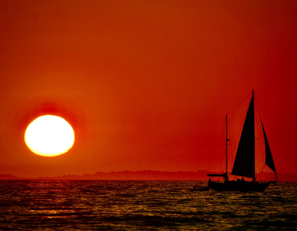 voilier sur la mer au coucher du soleil