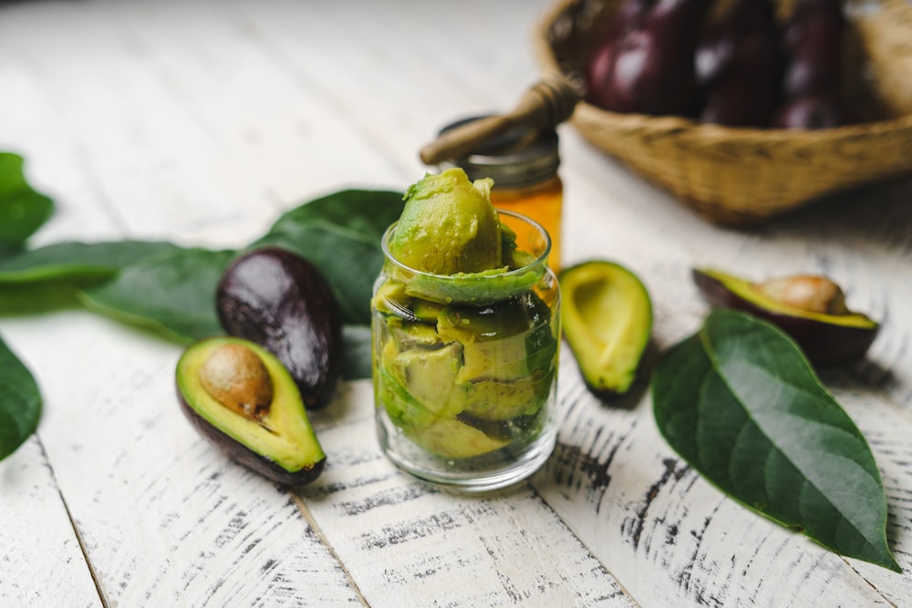 tè verde in tazza di vetro trasparente